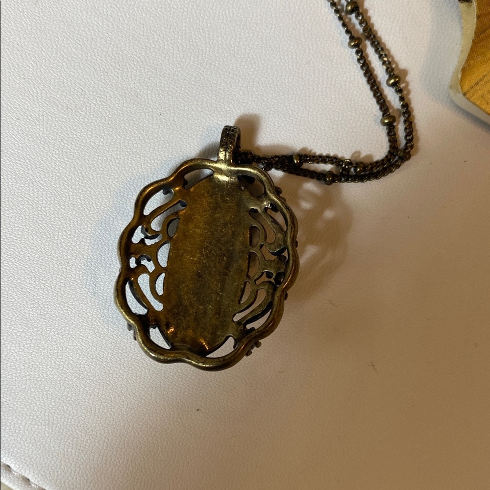 Stamp 10 Bee  necklace - Picture 4 of 5